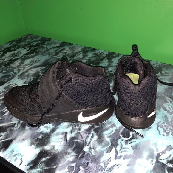 nike kyrie boys